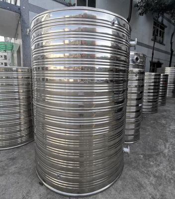 Verticale waterbak met draad, geïsoleerd, van roestvrij staal, met een temperatuur van 80 graden.